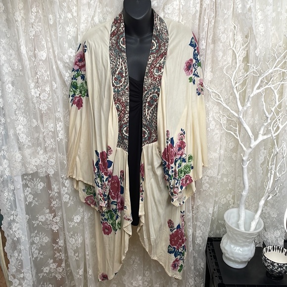 Band of Gypsies Beautiful Kimono Cream Floral - Picture 3 of 8